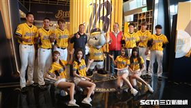 中信兄弟旗艦店開幕商品。（圖／記者王怡翔攝）