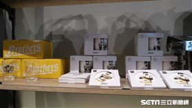 中信兄弟旗艦店開幕商品。（圖／記者王怡翔攝）