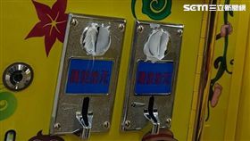 新北市新店區碧潭路一處娃娃機店，店內某些機台投幣口被塗滿「矽利康」，店家調閱監視器畫面後發現竟是一群屁孩所為，氣的將監視器畫面PO上臉書，直呼：「請問這是誰家小孩？麻煩出來面對！希望大家幫忙找出他們。」