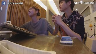 十指緊扣撩妹　下一秒被「反壁咚」