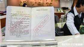 外交部坦承新版第二代晶片護照內頁圖片出包。 圖／記者林敬旻攝