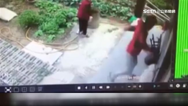 妹報復兄代徵男友　怒PO踹狗影片