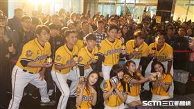 中信兄弟球迷會吳東融。（圖／記者王怡翔攝）