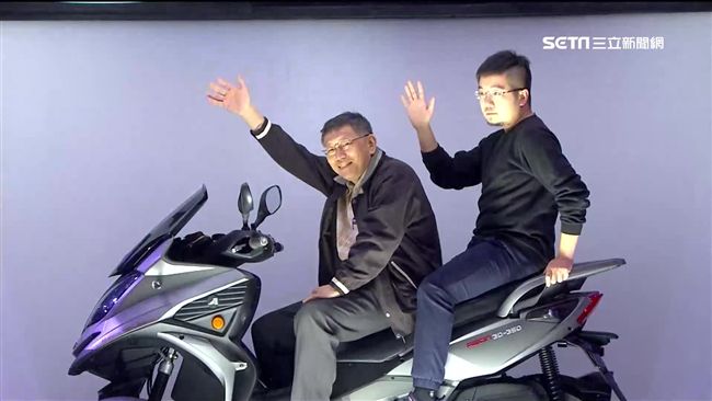 封麥不唱歌！柯P跨年騎重機魔術表演