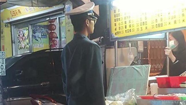 軍校生「立正」買雞排　老闆也驚呆