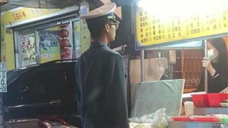 軍校生「立正」買雞排　老闆也驚呆