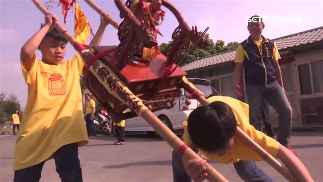 小童扛轎超萌　拜廟三進三退架勢十足
