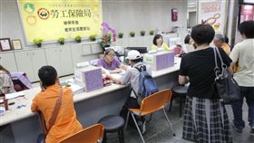47年次注意！明年起領勞保年金 首波受衝擊