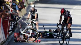 ▲在環法自由車賽第4段約207公里處，德國John Degenkolb（左）和英國Mark Cavendish衝刺時因碰撞而摔在地。（圖／美聯社／達志影像）