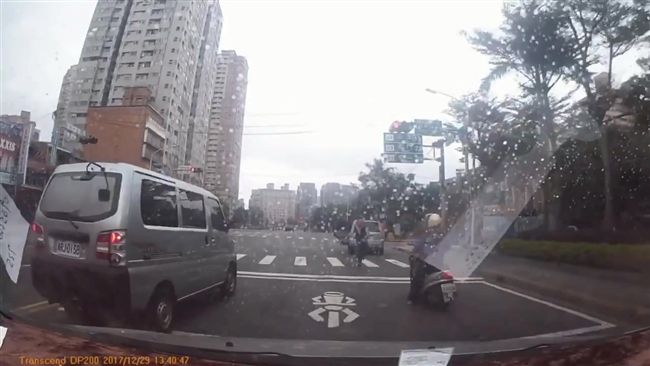 超車不成惱羞　大叔持球棒下車要輸贏