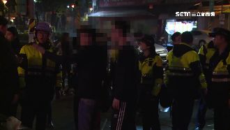 歡唱變打群架　不顧警壓制持續互嗆