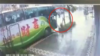 遊覽車司機亂倒垃圾　環保局將開罰