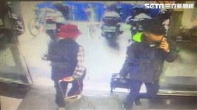 郭姓老婦接獲詐騙集團來電，對方以「假檢警」方式行騙，先誣指她涉嫌協助洗錢，帳戶遭到檢察官監管，再指示郭婦前往銀行提款，還指派年輕車手假扮外孫陪同領錢（翻攝畫面）