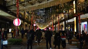 耶誕節哪裡玩  台北信義商圈一次滿足（1）夜晚的信義商圈，有燈海、聖誕老人裝飾，整個商圈宛如化身大型耶誕城，散發濃濃過節氣氛。中央社記者朱則瑋攝  106年12月24日