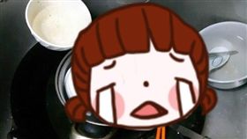 不少人下班回家後就想好好休息，但有一名女網友抱怨，她每次下班後都有滿滿的碗筷在洗碗槽，也沒有家人願意分擔家事，讓她相當無奈。其他網友看到後，紛紛留言「就放著不要洗，一起擺爛」。