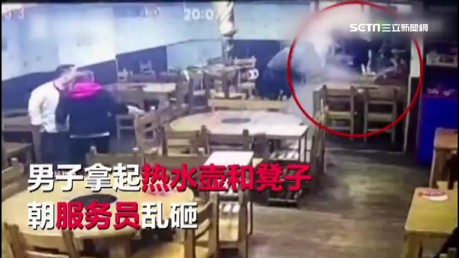 嫌二百五難聽　奧客潑熱湯、摑店員