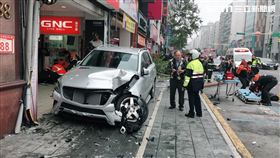  台北市南京東路五段上的佳德鳳梨酥名店門口，今天下午2時55分驚傳重大車禍，一輛銀色賓士不慎失控衝撞騎樓，由於當時有不少民眾在排隊，閃避不及慘遭撞上，目前確認至少有8名傷者，警消獲報後趕抵現場，逐一將傷者送醫救治，警方也到場釐清肇事原因。（翻攝畫面）