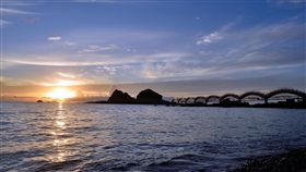 來台東迎曙光（1）元旦迎曙光、看日出，不想人擠人，台東長達170多公里的海岸線是最佳景點，圖為三仙台日出。（檔案照片）中央社記者盧太城台東攝  106年12月27日