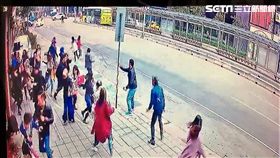 台北市南京東路五段上的佳德鳳梨酥糕餅店門口，今天下午3時許驚傳重大車禍，一輛銀色賓士休旅車失控撞上排隊人潮，造成5男4女共9人輕傷，店家監視器曝光令人咋舌（翻攝畫面）