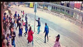 賓士車撞人群釀9傷　監視器畫面曝光