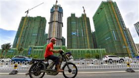 鼓錢袋毀生態 海南島降低對房地產依賴在被中央指責「鼓了錢袋毀了生態」後，海南省昨天宣布調整政策，加重生態環境保護，大幅降低經濟發展對房地產開發的依賴。圖為2017年9月，海口市一個建商大型住宅項目正在施工。（中新社提供）中央社 106年12月26日