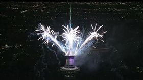 紐西蘭跨年煙火_鏡報
http://www.mirror.co.uk/news/world-news/new-zealand-celebrates-start-2018-11775584