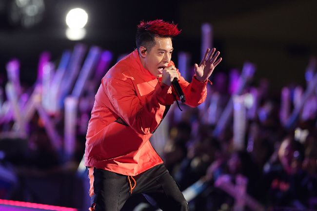 台北跨年晚會　周湯豪熱力開唱（1）台北市政府31日晚間在府前廣場舉辦「2018台北最High新年城跨年晚會」，藝人周湯豪在台上賣力演出。中央社記者徐肇昌攝　106年12月31日