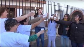  El Gordo,西班牙,中獎,熱透,幸運兒,卡車,司機,安養院,志工　圖／翻攝自YouTube https://goo.gl/zjskdh