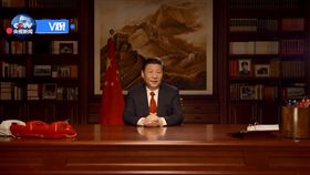 習近平2018新年賀詞（1）中國國家主席習近平31日發表2018新年賀詞。不同去年以站立方式致詞，這一次他又回到書桌前，桌上的紅色電話依然吸睛，書架上15張照片有9張是新的，其中一張是新一屆7名常委合照。（截自央視新聞）中央社  106年12月31日