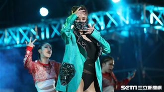 謝金燕戴口罩開唱　霸氣認：當然對嘴