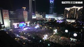 「2018臺北最High新年城」台北跨年演唱會，人潮將市政府周邊擠得水洩不通。圖／記者邱榮吉攝影