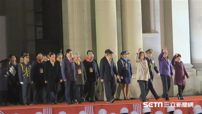 元旦升旗典禮　蔡總統、賴揆合唱國歌