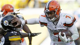 ▲布朗四分衛Kizer試圖甩開鋼鐵人的糾纏。（圖／美聯社／達志影像）