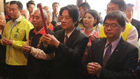 賴清德回娘家祈福（1）行政院長賴清德（前右2）23日回娘家，上午前往台南市祀典武廟參拜祈福。中央社記者張榮祥台南攝　106年12月23日