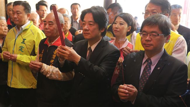 賴清德元旦參拜龍山寺　為台灣祈福