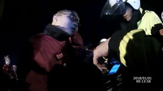 11屁孩禁區放煙火　消防員勸阻遭毆