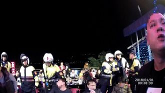 不滿放煙火遭制止　莽漢暴怒毆消防員