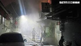 台北市延平北路五段1間公寓突然竄出火苗，警消獲報後迅速趕抵現場，除疏散公寓內的3男3女外，還救出剩餘的8男5女，其中5人因吸入過多濃煙，所幸送醫救治後均無大礙（翻攝畫面）