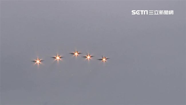 F16戰機升空　七星潭花式迎曙光