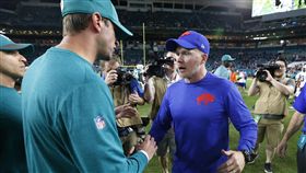 ▲海豚總教練恭喜比爾打進季後賽。（圖／美聯社／達志影像）