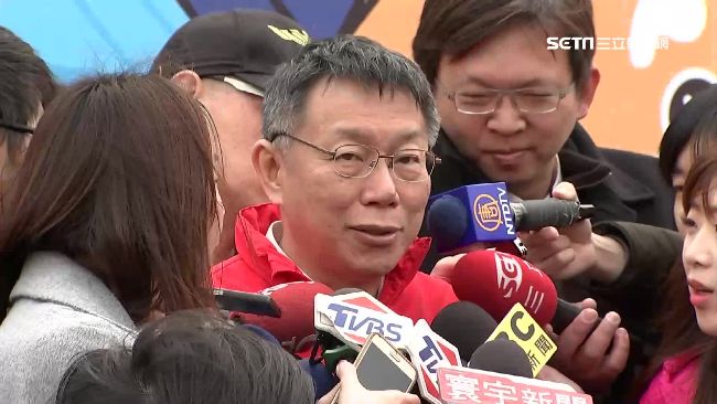 不忍看警員冒雨　柯文哲前往警局慰問