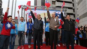 國民黨1日上午號召數百位熱情民眾一同參加「革新、團結、重返執政」元旦升旗活動。（圖／國民黨提供）