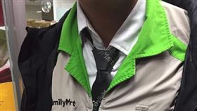 ▲全家便利商店的員工，都會在制服內都會穿著「白襯衫」。（圖／Dcard）