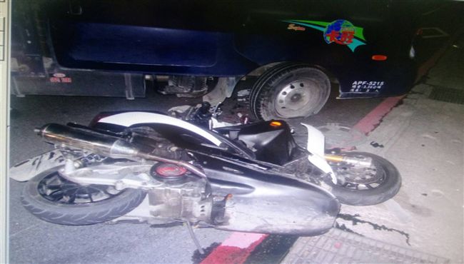 騎士疑車速過快　撞迴轉貨車爆頭亡
