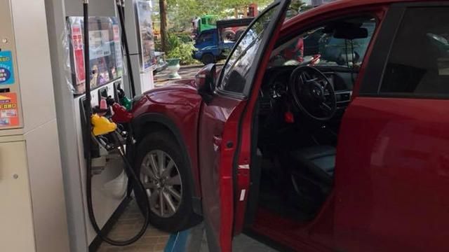 驚嚇！車逆向衝進加油站　裡面竟無人