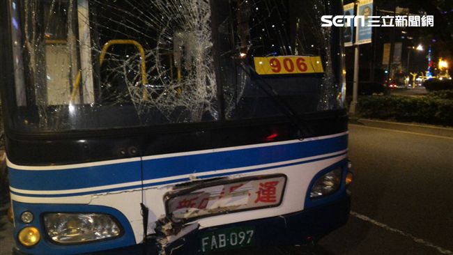 北市2公車追撞玻璃全碎！11人送醫