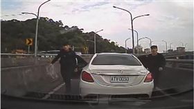 賓士,開槍,逼車,屁孩,新店,台北,中安大橋　圖／翻攝自YouTube