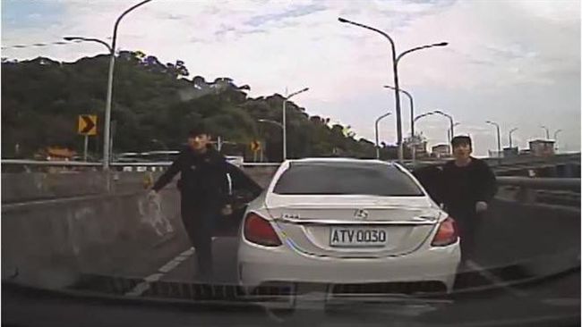 不滿被按喇叭　屁孩攔車嗆聲還開槍！