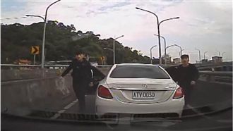 不滿被按喇叭　屁孩攔車嗆聲還開槍！