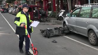 廂型車失速　追撞雙載機車釀2重傷